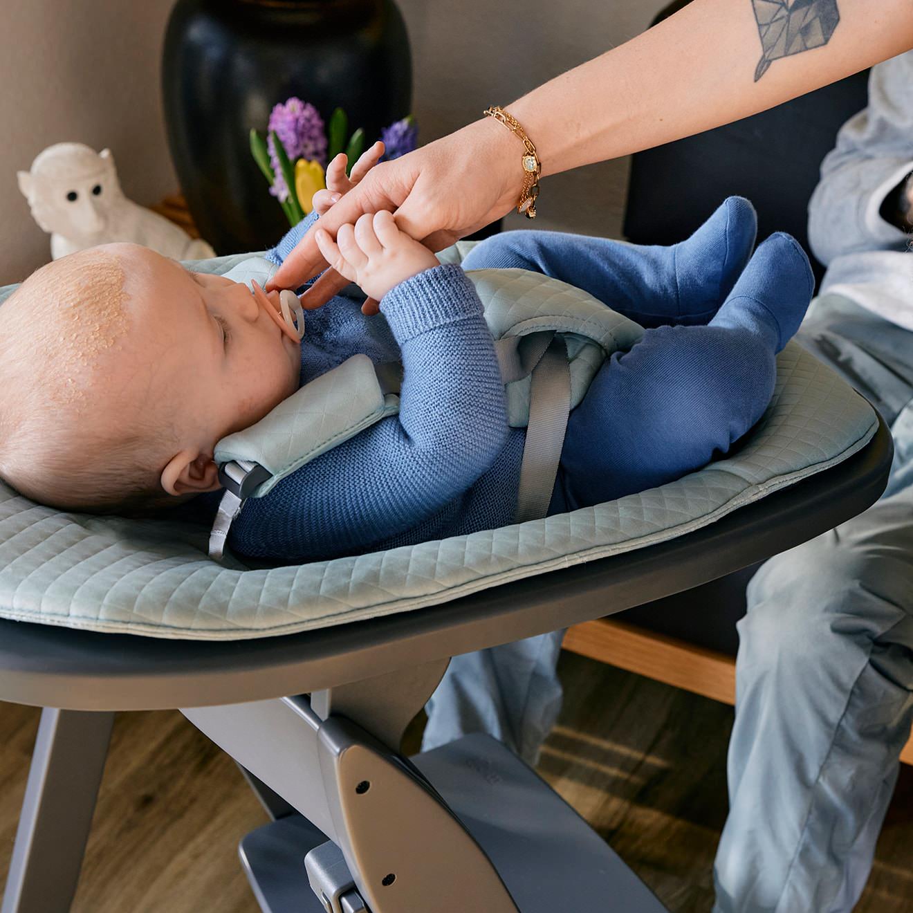 Moji Yippy Hochstuhl - Baby liegt in Neugeborenenaufsatz